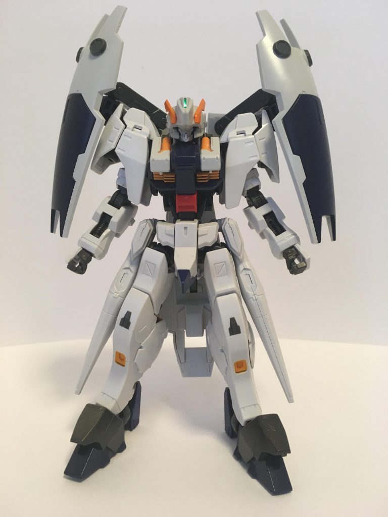 翼を模した両肩上部に設置されているシールドは，背面アームを通じてフレキシブルに動き，機体の防御力を高めている。