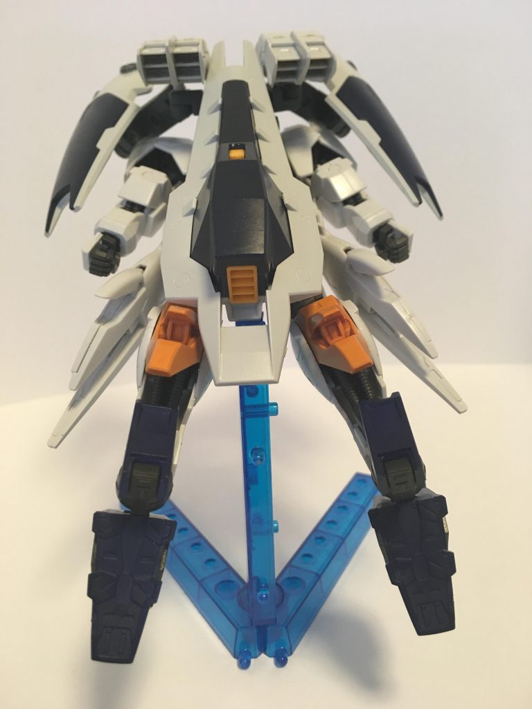 背面には，シールド・ブースターを始め，数多くの推進器を搭載している。