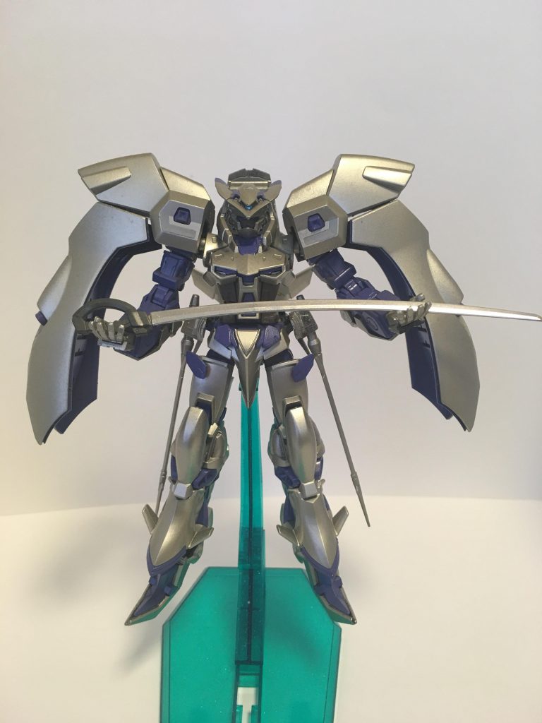 ツインアイ以外にもモノアイが設置されており,近距離戦闘時における効果的な斬撃，刺突を可能としている。