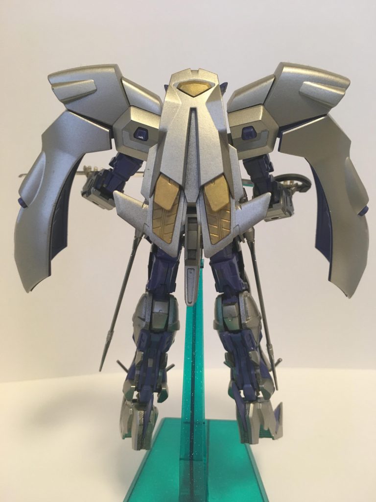 背面には，機動力を支える大型ブースターが設置されている。