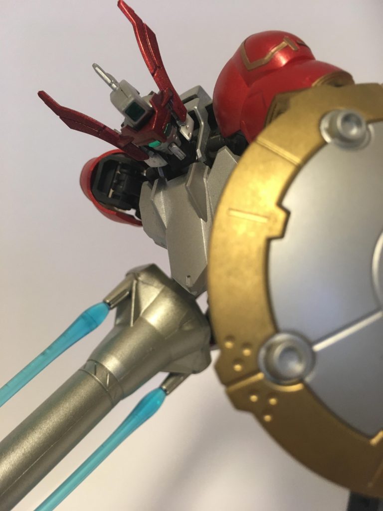 大型円盾 エリシオン
　アドライグに搭載された近接戦闘補助機能により，敵の攻撃を受け流す高等技術「パリィ」など，単純な防御以外にも使用される大型の盾