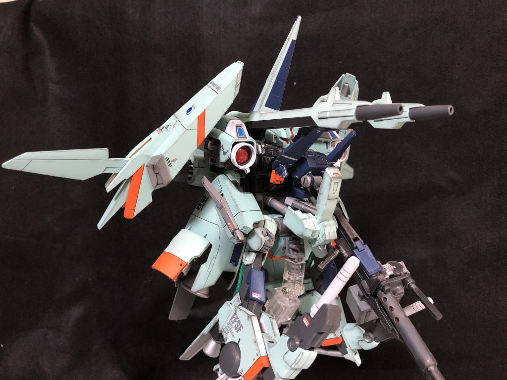 胸部左右の装甲版は砲撃時に展開します