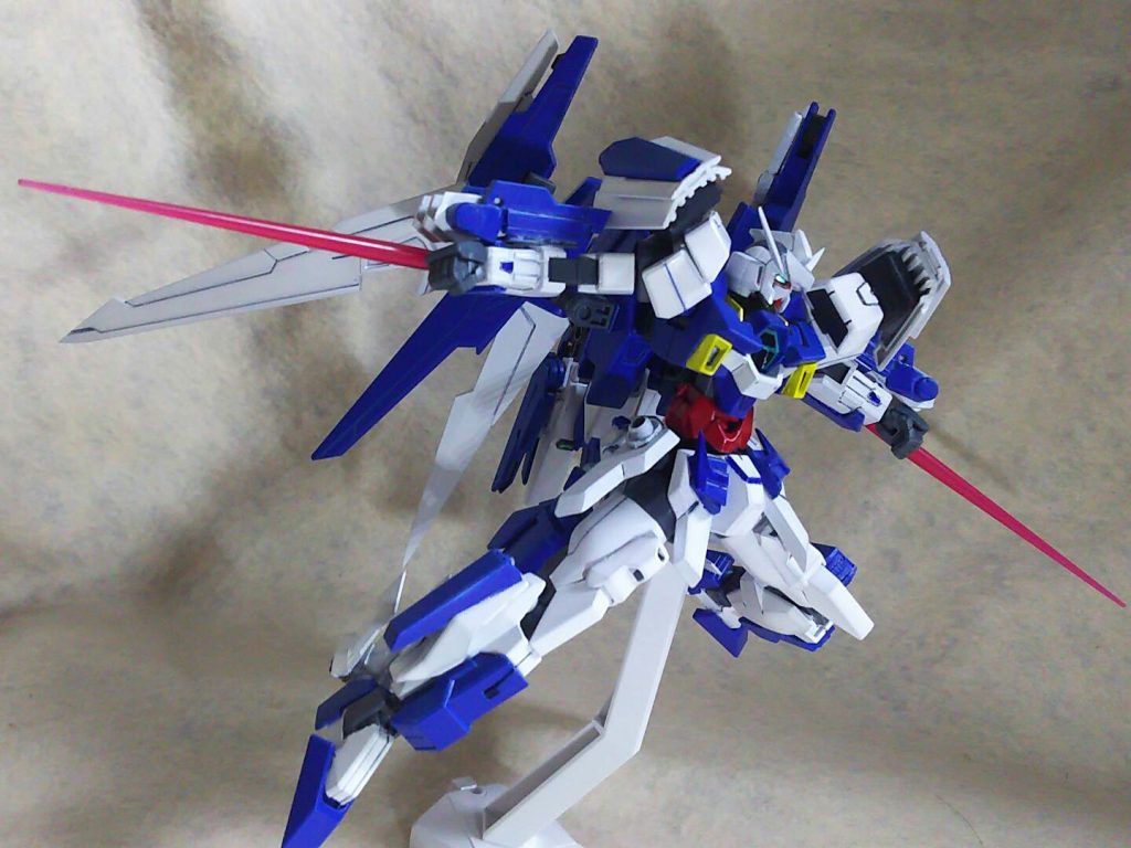 *ビームサーベル*
腕部に内蔵された一般的なビームサーベル。
近接武装は他で充分なので取り出すことはできない。
肘側に刃を出すことも可能。