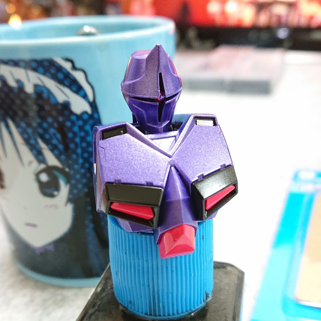 頭は長く見えがちなので頭頂部をカット。バケツ頭にして、胴体を削って埋まりがちに。