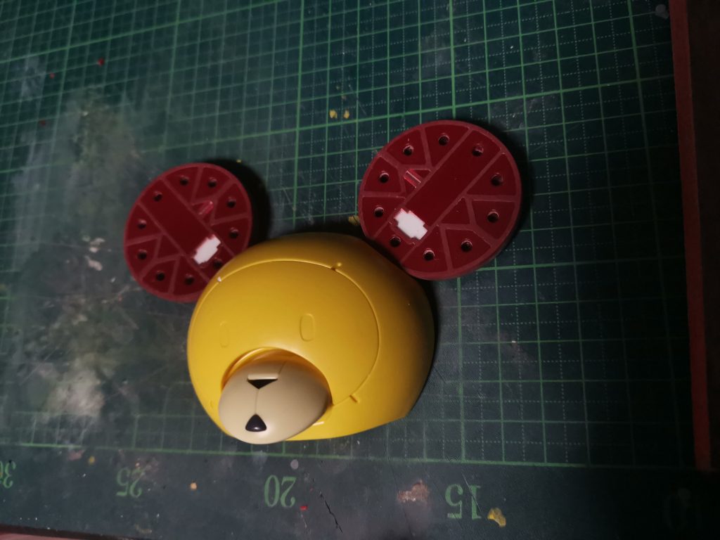 ちょっと暗いですが、頭部のレドーム(耳)部はギャンのシールドを二つ使用。