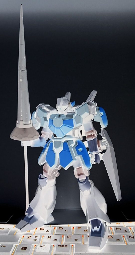 上の画像をTwitterに乗せたところ、[まるいるか](https://gumpla.jp/author/Maru_Iruka)さんからネガポジ反転した画像が送られて白青基調の配色でビックリ！塗装はこれを参考に進めることができたので、カラーリングで悩む必要がなくなるミラクル。まるいるかさんに感謝感謝です(*´▽｀*)