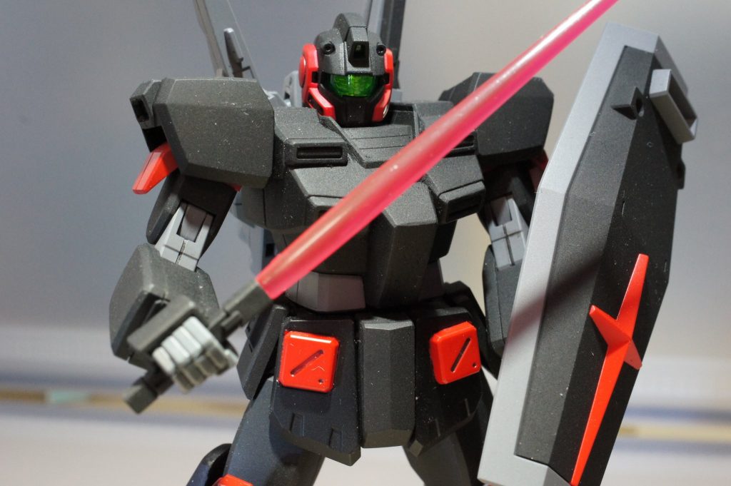 撃ち終わったミサイルポッドをパージして軽くなり格闘戦も行えます