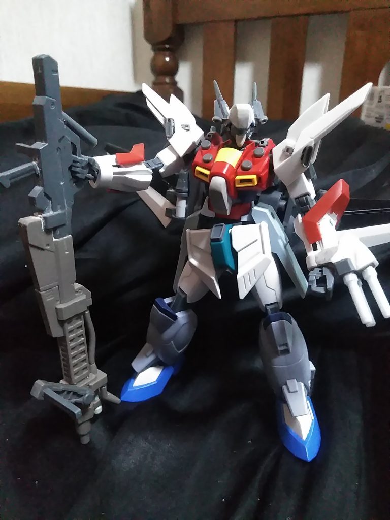 塗装前。
胸や頭部はパテ盛り。
プロビデンスの脚部が元ネタに似ていたのでここだけ購入。
しかし、よーく観察しているとつま先も前腕部に使えそうだったので、切り貼りして活用。