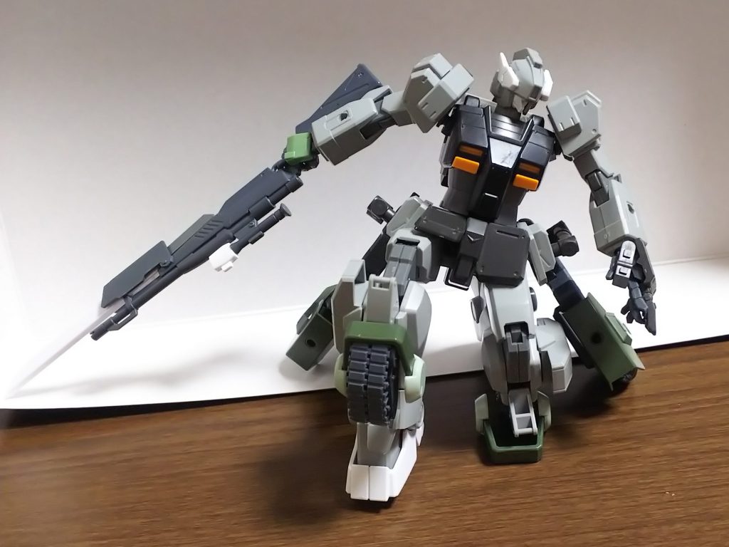 連邦マーク(星とか)を使わないで連邦っぽくなったでしょうか?
連邦の機体でミキシングしたあと、キワモノ感を出そうと鉄血やダイバーズのパーツを付けました。