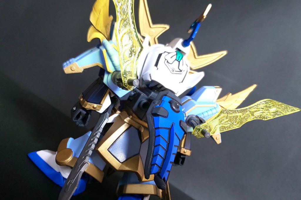 ◯武器-03比翼刃
魁斬頑駄無にもあったものと同様。
翼として展開し、空中を移動する他に剣としても使用可能。
◯武器-04背牙の盾
背中に背負われた盾。
背後からの攻撃を防ぐ。