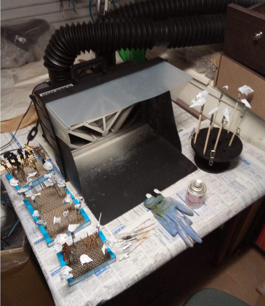 最初白サフ→ピュアホワイトを塗ってたのですが、染め上がりが発生したので、急遽その上からシルバーリーフ→ピュアホワイトで塗り直しています。なので今回すごい分厚い仕上がりに^^;