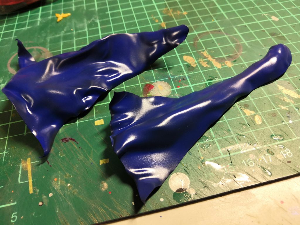 プラ板からマント作成。ライターで炙って曲げたのですが、真っ黒に焦げるわ、火傷するわで散々。
色さえ変えればそれなりに見えます。