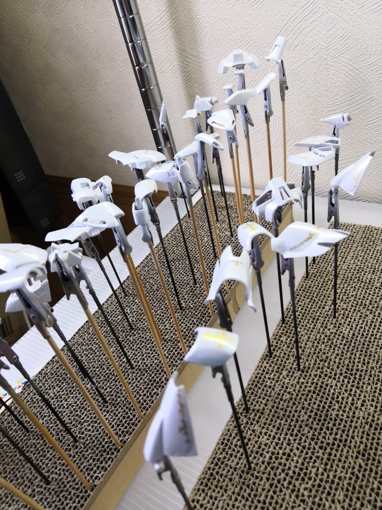 赤いパーツを白に塗りかえるのはマジに地獄です。いくら塗っても赤が消えず、苦戦しました。最終的にパールまで吹いたら大分落ち着きました。蛍光クリアーでコートして完了です。