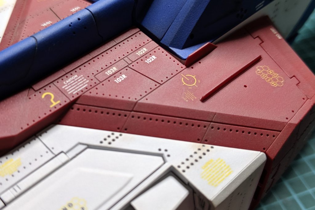 キットにあるモールドの穴を全てピンバイスで深くあけ直してます。穴の大きさも微妙に変えて違いを出してます。労力の割には目立たないポイントですね。