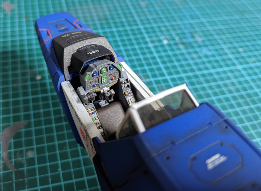 コックピットのパネルはハッキリ目立つように手前のグレー部分を極力薄くして、裏側からパーツが出るようにしてます。操縦桿周りのパーツを１つ紛失してます。