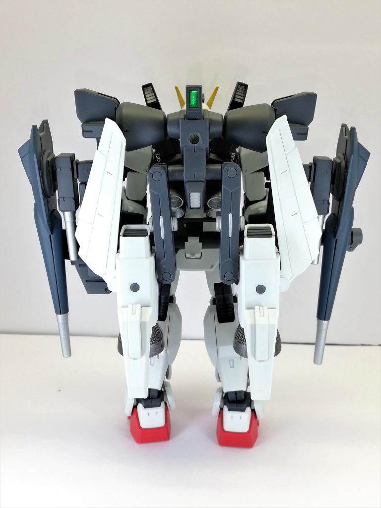 ウイングを備えた大型ブースターは待機ポジションに位置し、起動時には上部へ移動する。
シールドライフルをマウントしているアーム基部にもビームガンが備わり、より火力を高めている。