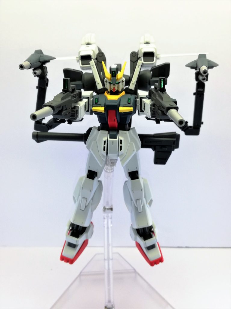 本体側のメイン武装は二丁のガンダムMk-Ⅱ型ビームライフルであり、一撃の威力を高める改修がされている。
フレキシブルに動くアームにより可動するシールドライフル、ビームガン、そして二丁のビームライフルによってあらゆる角度に射撃を行えるため、その攻撃性能は従来よりも格段に高められている。