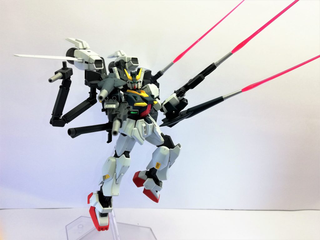 更にシールドライフル、ビームライフル、ビームガンからは銃口からビームサーベルを発振することができ、接近戦にも対応。
また、シールドライフルは取り外してガントレットに接続することが出来る。
ガントレット内には二連ビームバルカンを内蔵しており、弾幕を張ることが可能。