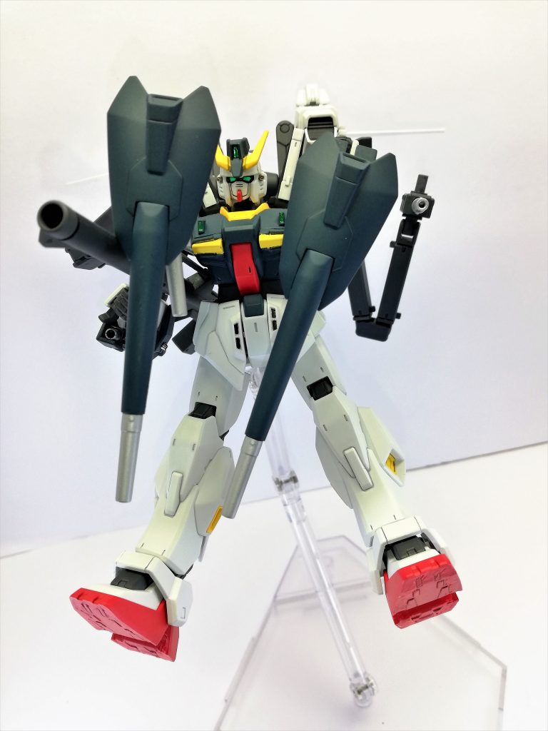 もちろんシールドライフルは防御にも使用でき、アンチビームコーティングされたシールドはビームを弾く。
腰部にマウントされたハイパーバズーカは状況によっては装備されないこともある。