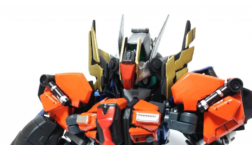 フェイスガードの下にはガンダム顔あります。