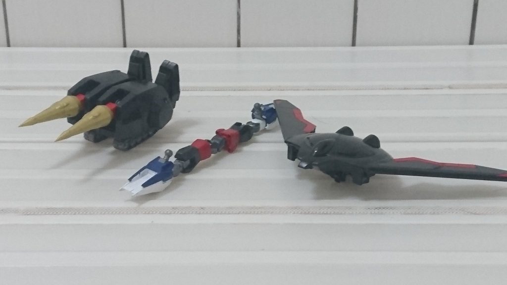 そして機体を構成するGNガオーマシンの三機左からGNドリルガオー、GNライナーガオー、GNステルスガオーです。ドリルガオーはセラヴィーガンダムの脚にグレイズの腕とプロヴィデンスガンダムのドラグーンをドリルに見立てて作成ライナーガオーはハルートをベースにオーガ刃クスの腕を加工、ステルスガオーはフォビドゥンガンダムのバックパックにレイダーガンダムの羽を接着しました。