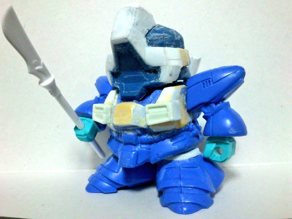 武者の頭にプラ板を貼りつけて大きくしていく感じで加工しています。