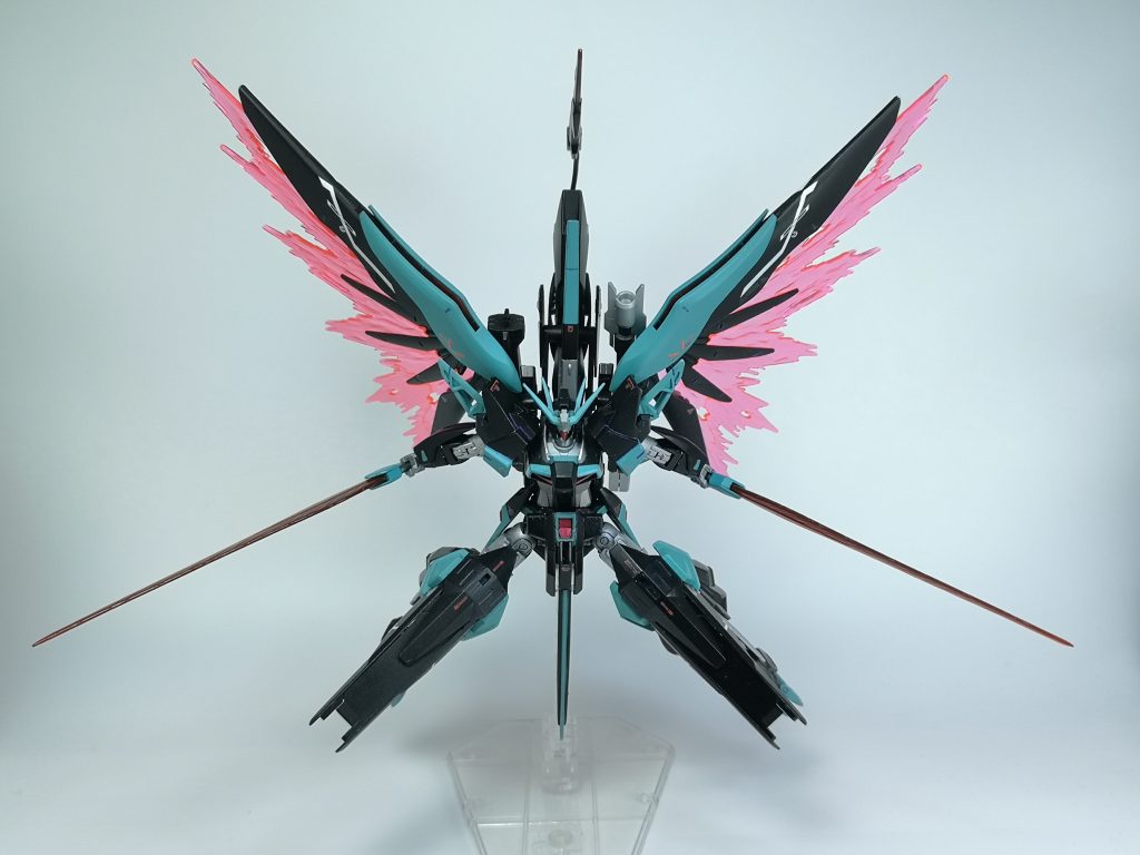 背部のウィングも元キットのまま光の翼を展開させられるため、このようにド派手にポージングをしながら飾ることも！
X字に背部と脚部を開いたこのポーズが個人的に好きです
色合いは全然違いますが、やはり残るデスティニー感もたまりませんね・・・