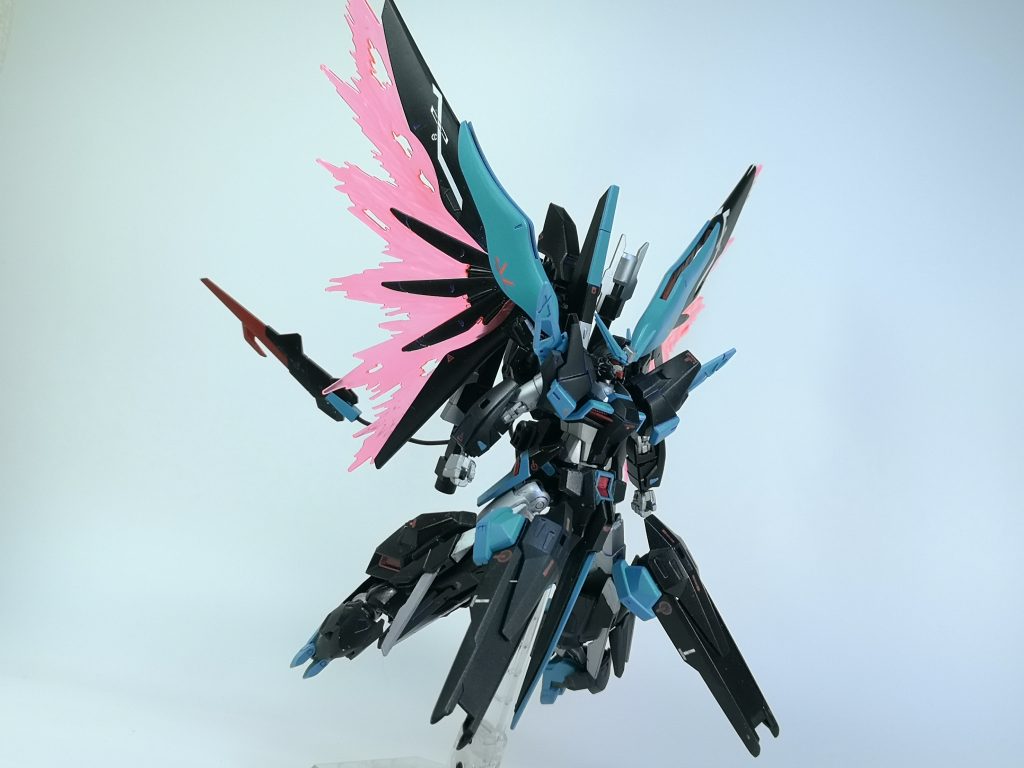 脚部パーツも後述するギミックのため可動するので、高機動時に四つ足をイメージして少し展開させています