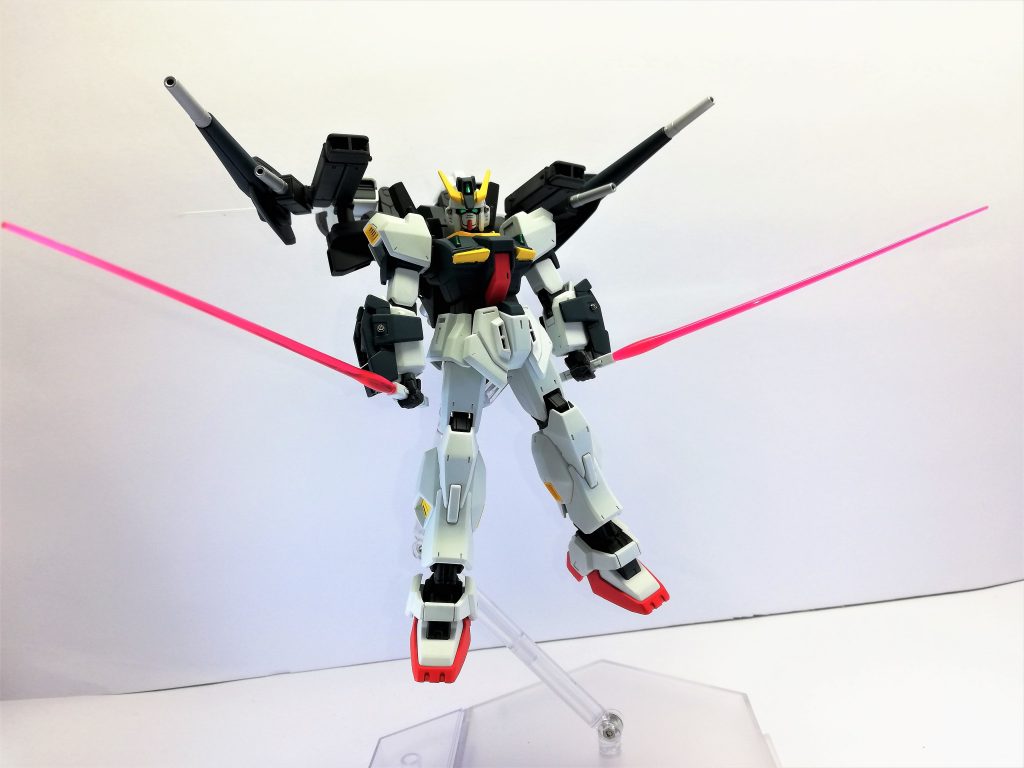 多数のビーム砲による射撃戦が得意ではあるが、以前よりも格闘戦性能も向上している。
本体の新造により可動範囲が向上しているほか、中~近距離での手数および攻撃方法が増加しているためである。