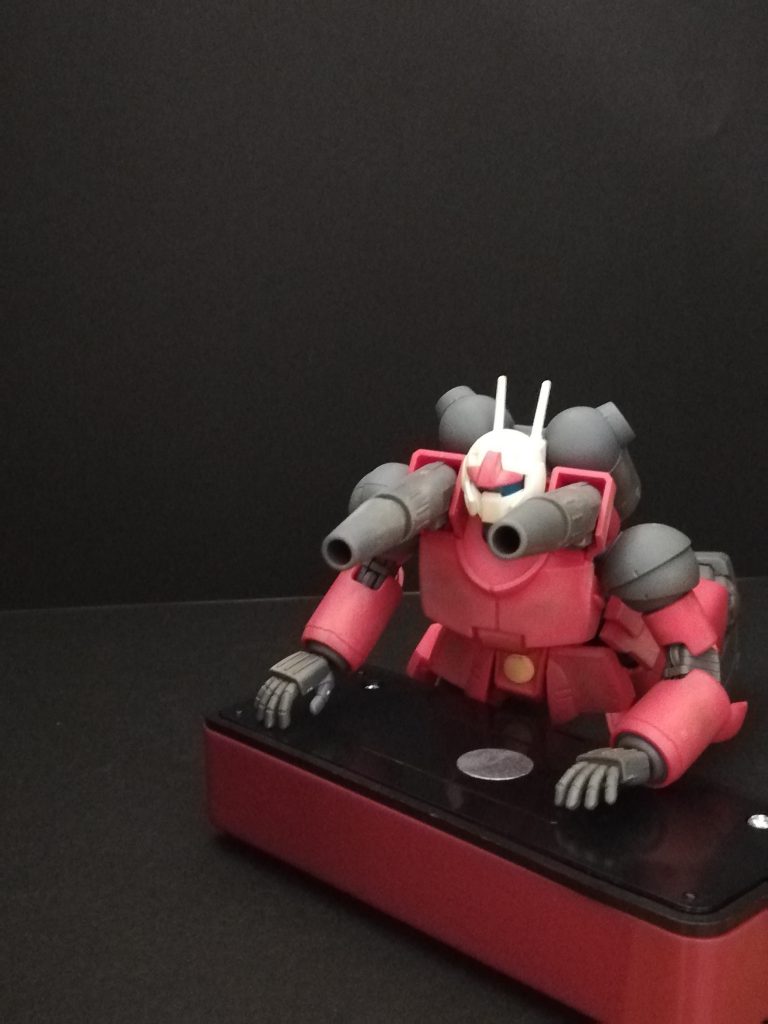 有名なシーンの再現？

いい物がなかったからって岩がわりにライトはダメでしょ……