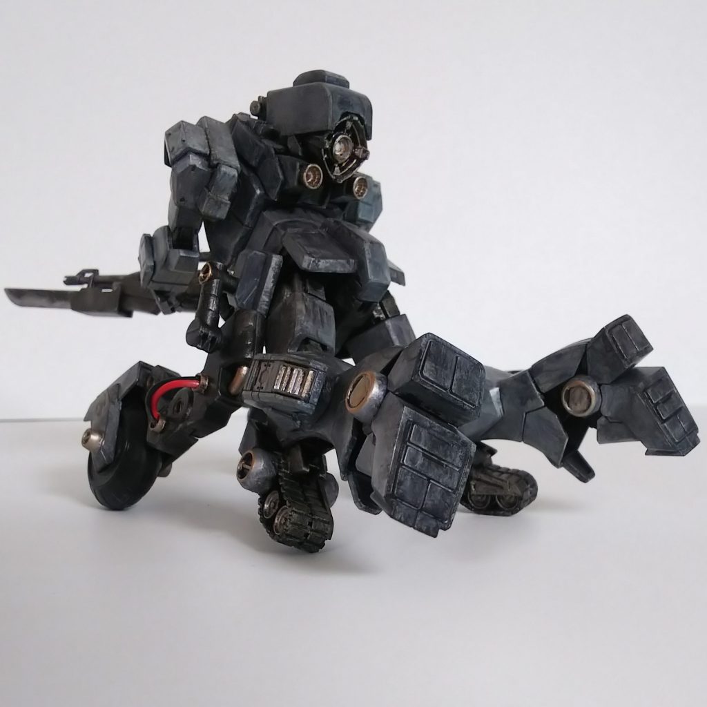 偶然、転倒する機体を支えようと滑走形態となり、想定外の機動性を発揮する。