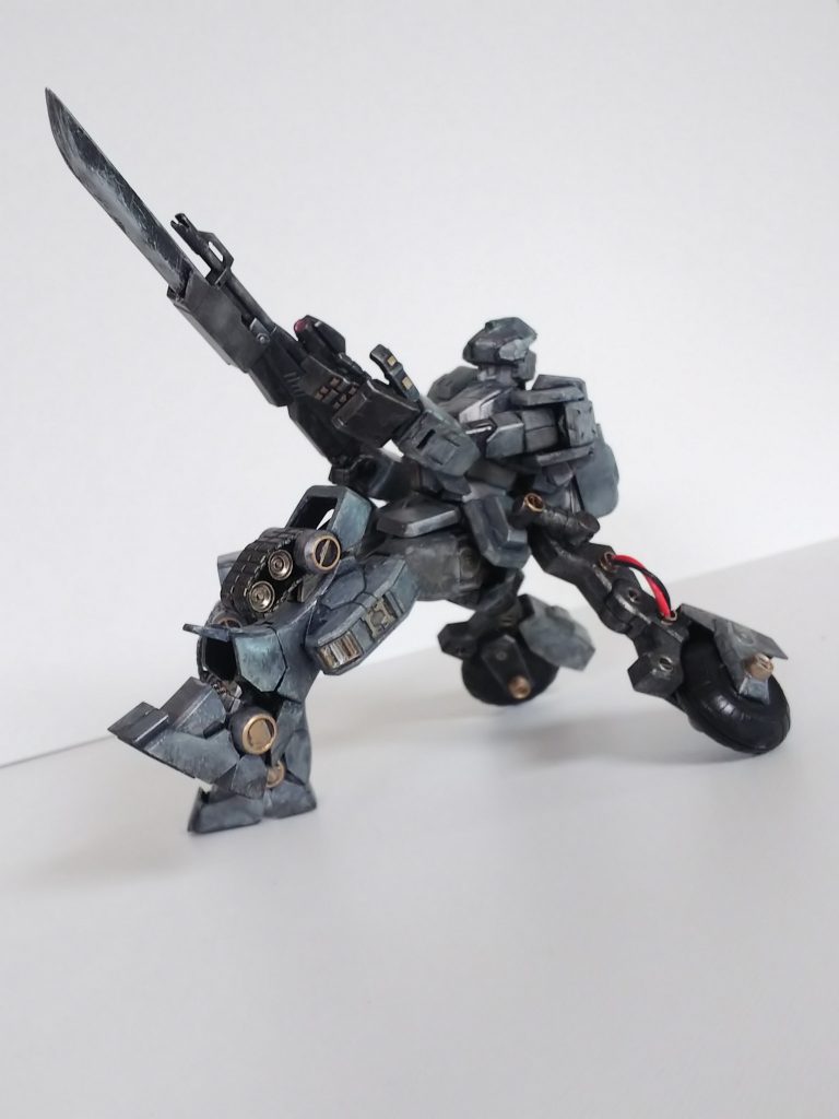 部品が足りず、バランスが狂った脚部を無理矢理補助する為の巨大な車輪と履帯。