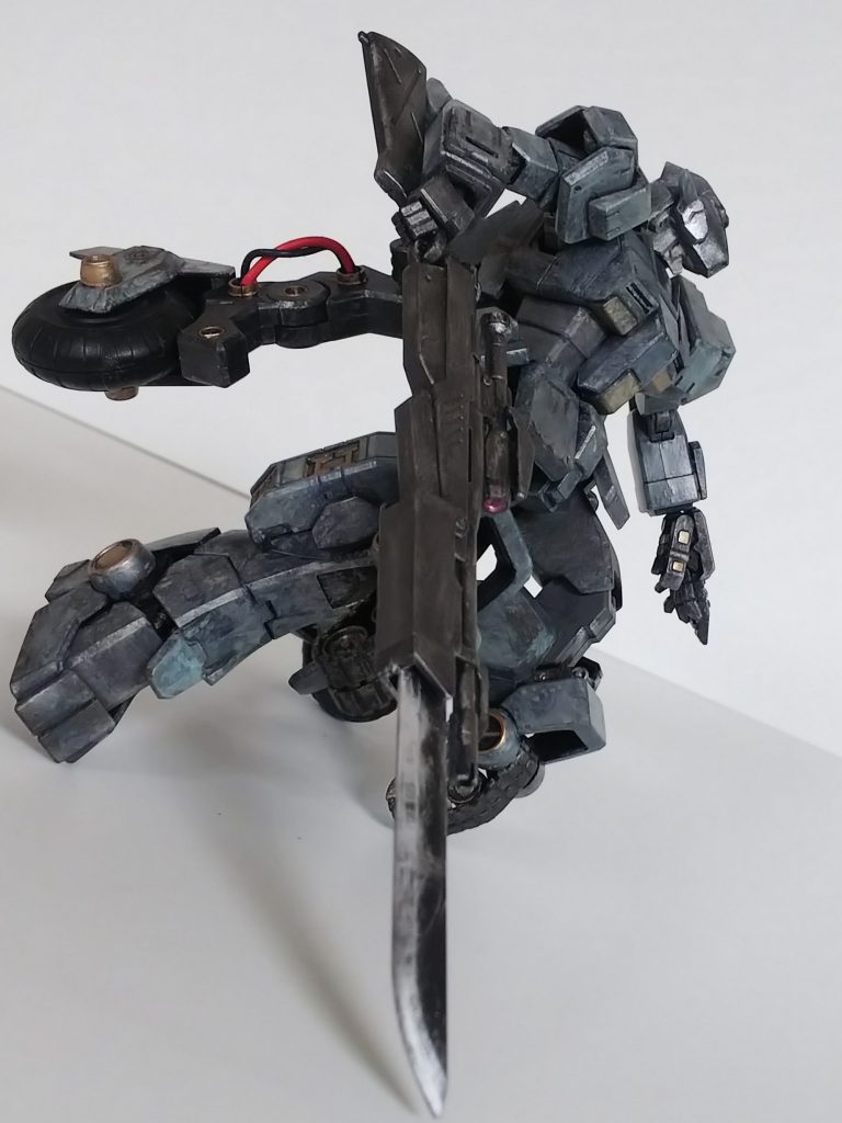 銃剣は、その重さにより旋回時の舵となりブレーキにも使える。