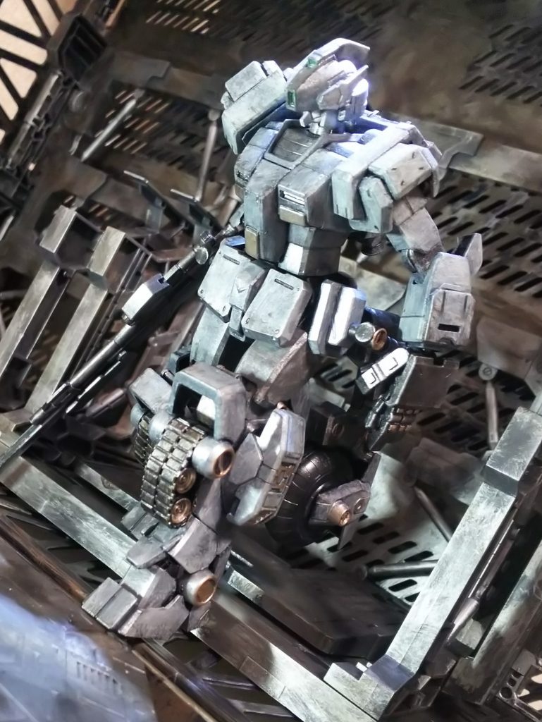 ジオンの秘密兵器が隠されているという旧工場地帯へ部隊が向かう。
改修を受けたり間に合わせの部品で『ミキシングビルド』された、型式番号の無いMSに、非正規のパイロットが乗り込む有り合わせの部隊。通称『ハウンド(猟犬)』。