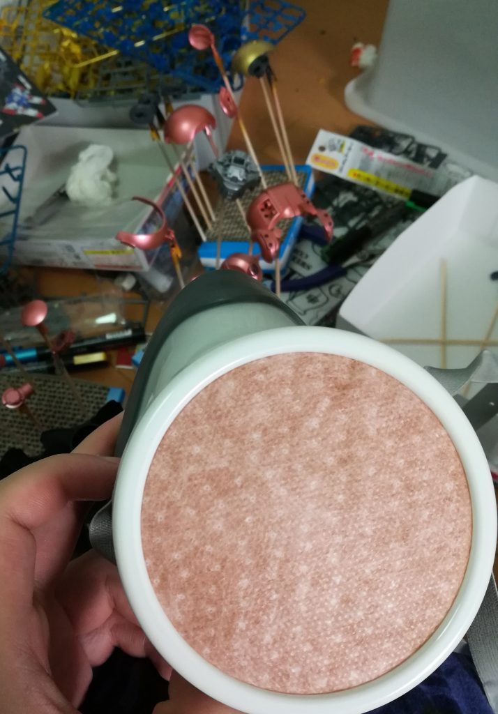 メタリック塗装中ですが、防塵マスクの汚れ具合を見て、塗装ブースは必要だと感じました…(´；ω；｀)