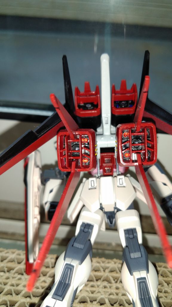 マニキュア用パーツでバーニアっぽさを。