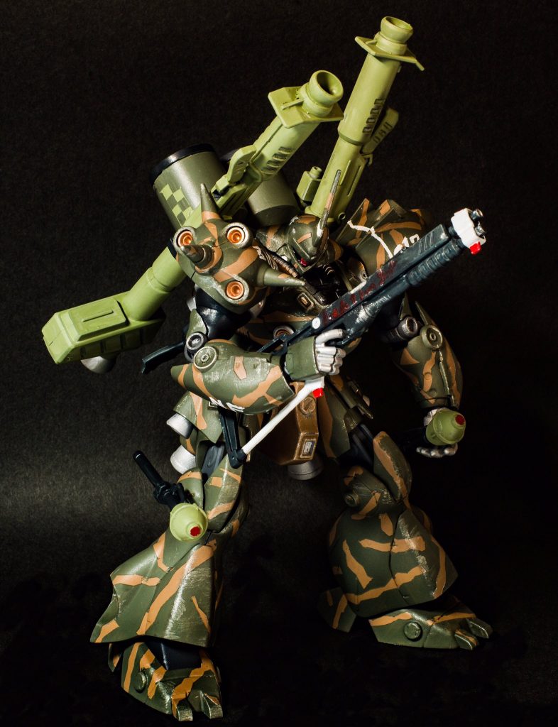 まずは正面から！
まず普通のケンプファーと違い、頭の形や肩のアーマーの取り付け方など大幅な改造はこれくらいです。