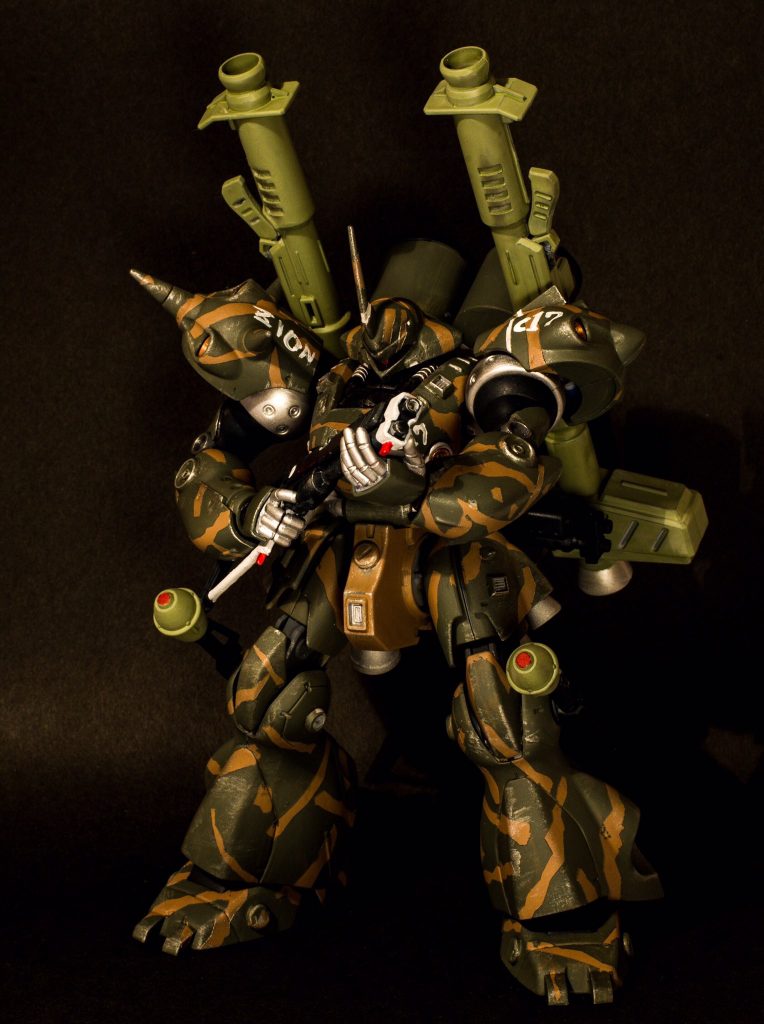 次に銃を構えての写真です！
塗装においては筆塗りでの全塗装で迷彩にしました。武器の色についてはジャングルでも保護色になるようなイメージで塗装しました。