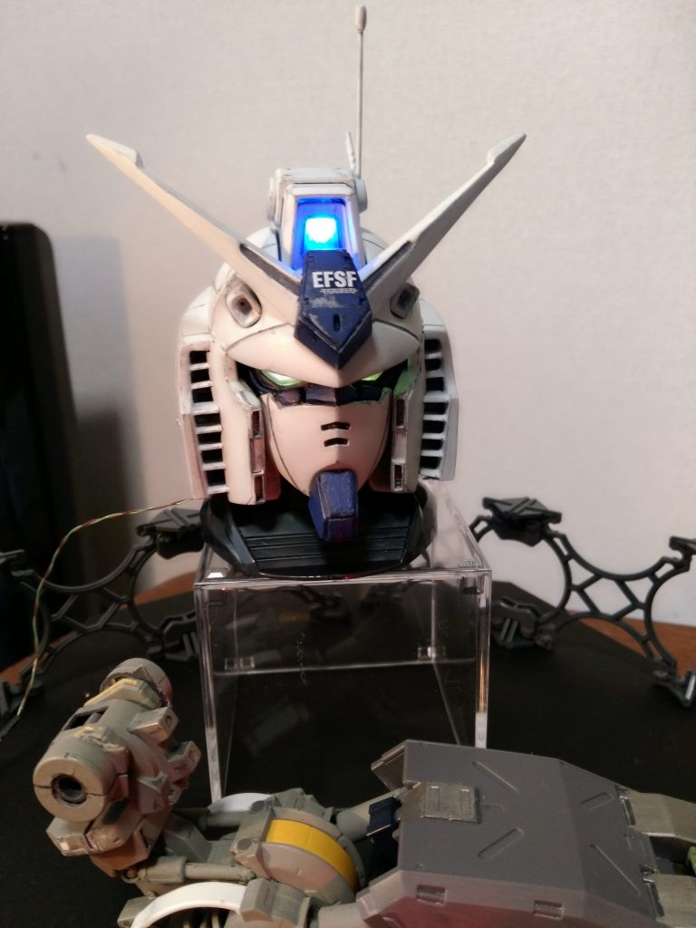 大体イメージ通りで満足！
綺麗に仕上げたいけどごまかしで汚しました😗
イラストだと襟から後頭部にかけてのラインがかなり謎過ぎて、今回は手は出しませんでした（逃）

初電飾は仮留めで漏れが酷いのでこれから修正予定。
デンドロとか適当なプラバン箱組でバストアップまで作りたいな。