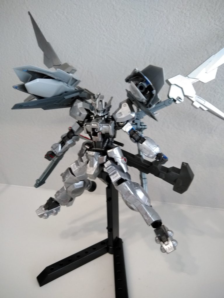 竜の咆哮
すべての砲撃武器を開放
胸部の隠された砲台から最大出力の高エネルギービームを放つ