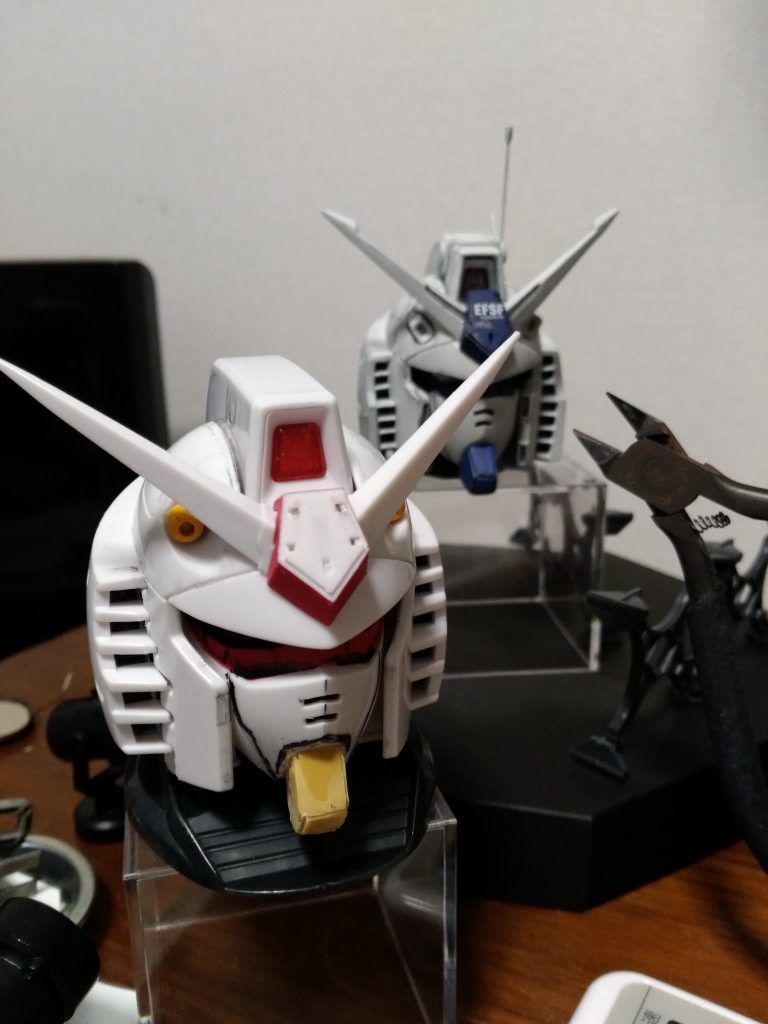 独特のマスク形状はキットを彫り込み削り出し。マスクと隈取りの端はプラ版を貼りアニメ版の特徴的な形状にしています。