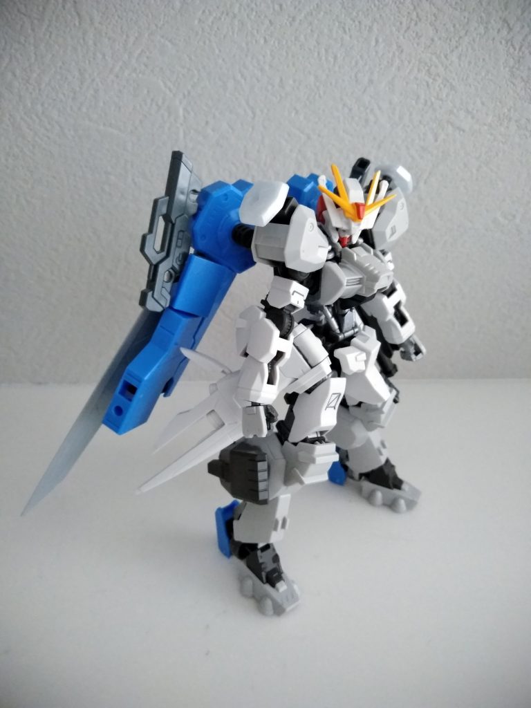 フルパッケージ素立ち
脚部に3mm穴追加し、ブースター増設
バックパックはサブアーム、ウイングブレード、ビームガンで構成