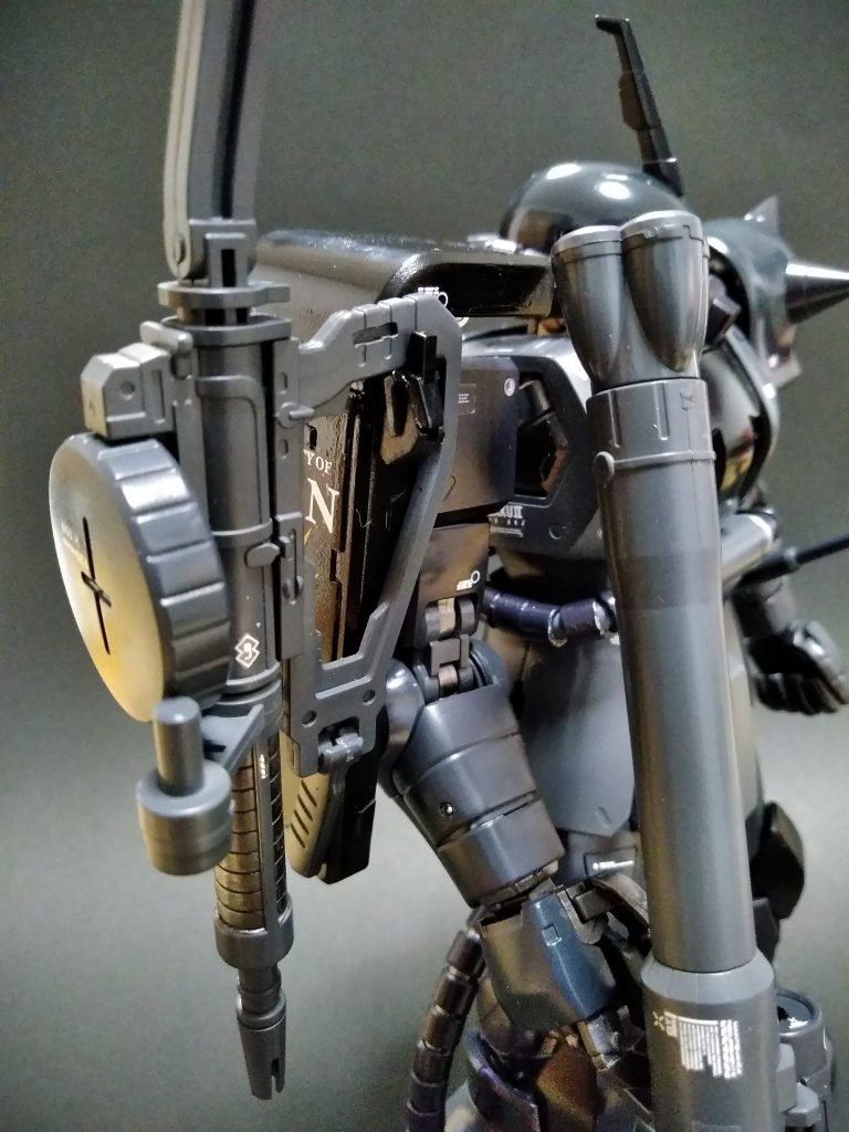 ザクマシンガンやバズーカはシールド前面にマウントできる様にフックパーツを自作しました。
最後までご覧頂きありがとうございました。