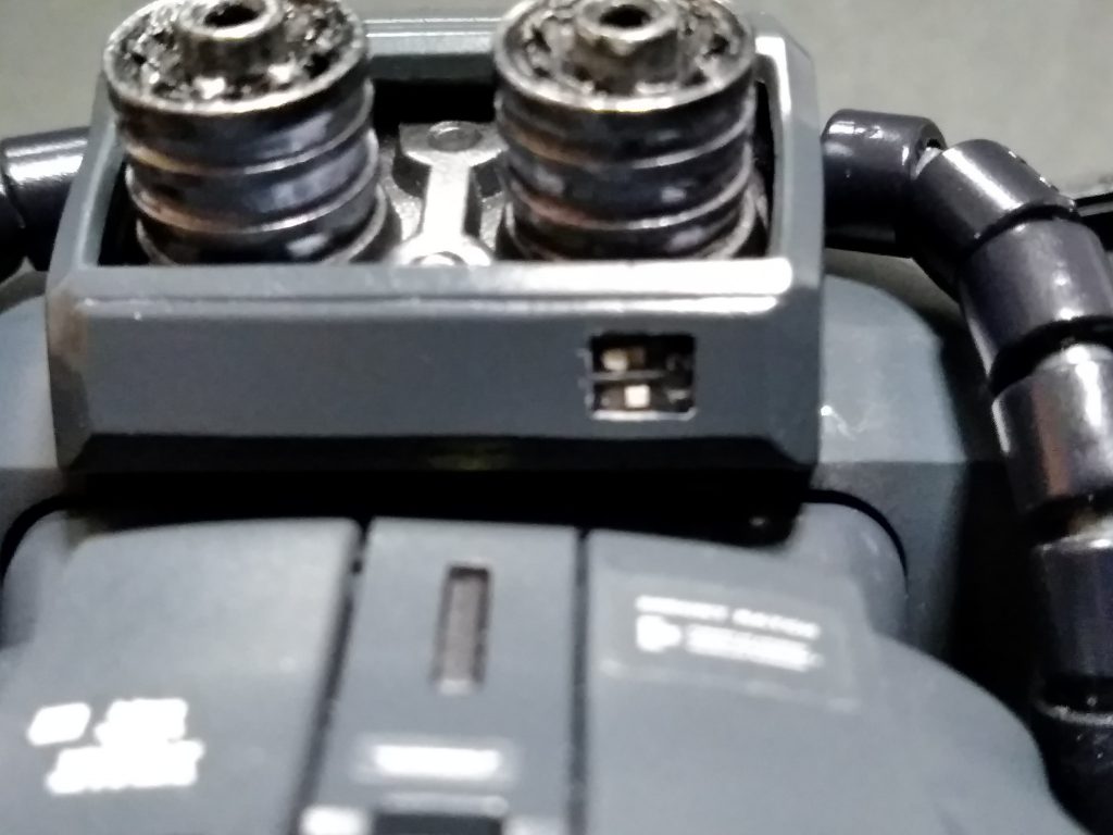 バーニアは金属パーツで巨大化。
バーニア下のスイッチはモノアイ様のLEDスイッチです。トップショットの目が光ってた理由です。電池はランドセルに収めてます。