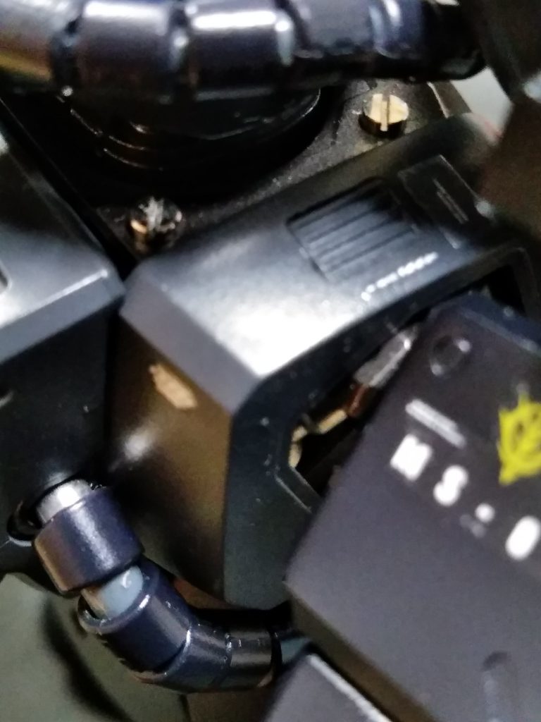 肩部に排熱ダクトを埋め込んだり、首下にマイナスネジを埋め込んでます