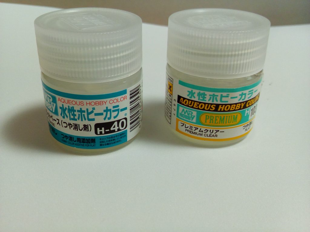 クレオス水性カラーには塗料に混ぜるタイプとトップコートに使える物があります。
今回はプレミアムクリアのつや消しを筆でペタペタを塗りました。