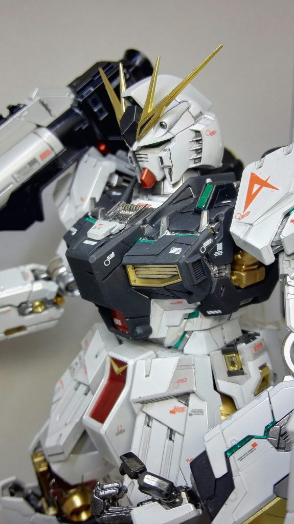 胴体部におもに筋彫り面取り改造パーツなどくっつけたり