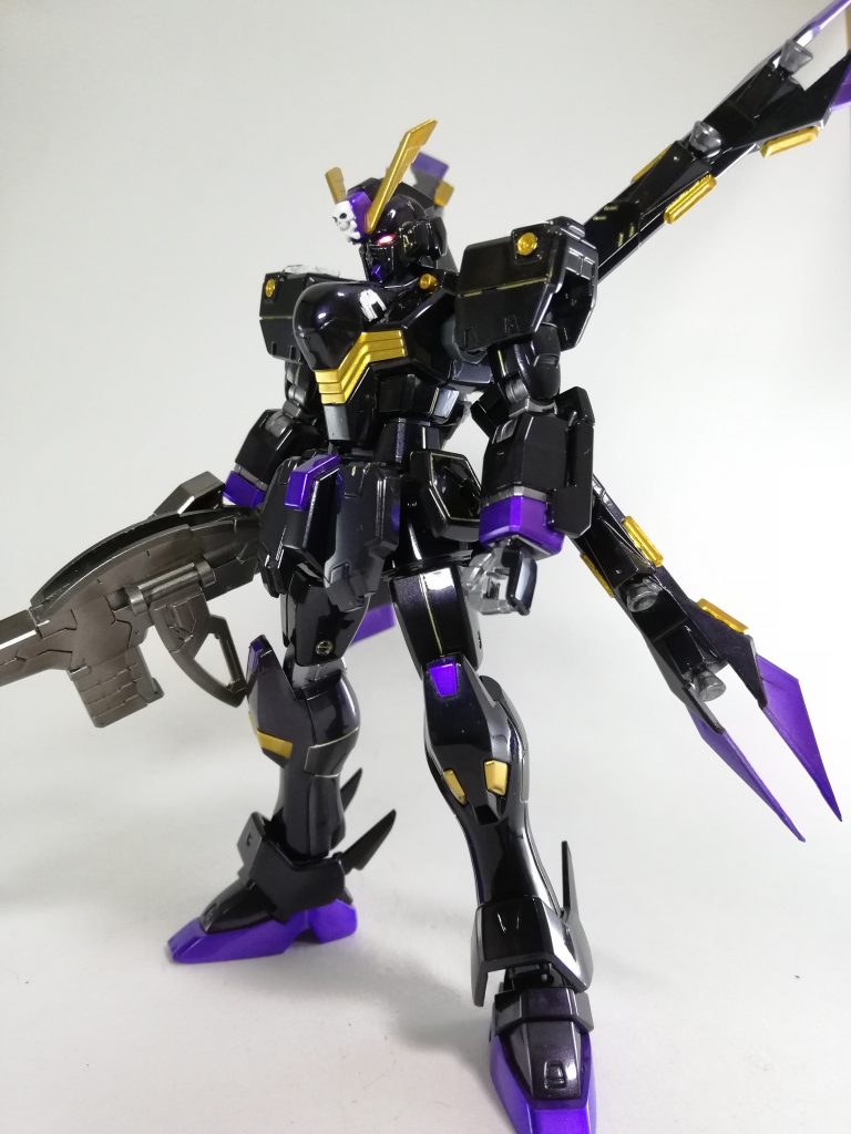 塗装は黒サフ→クリアー→メタルブラック→クリアーブラック+クリアーパープル→クリアーで今のような艶やかな色合いになりました😉
以下ポージング画像となります