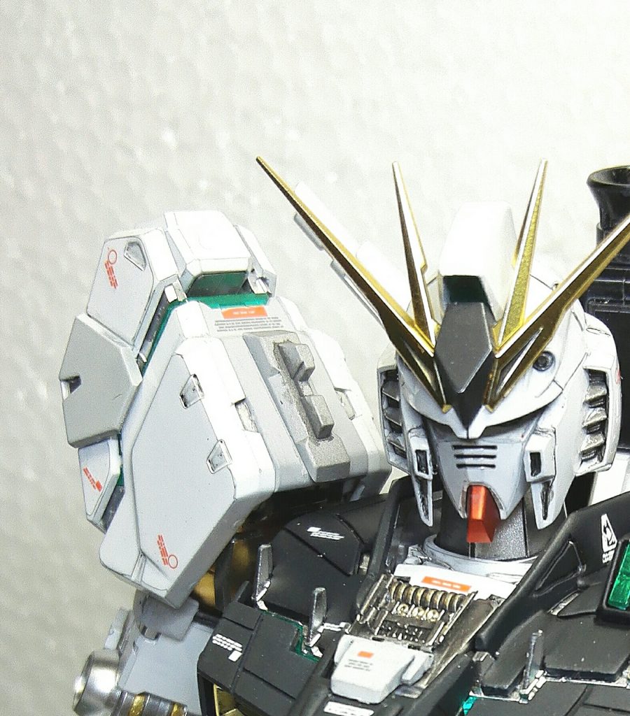 肩にも彫り込んでパーツを埋め込みました