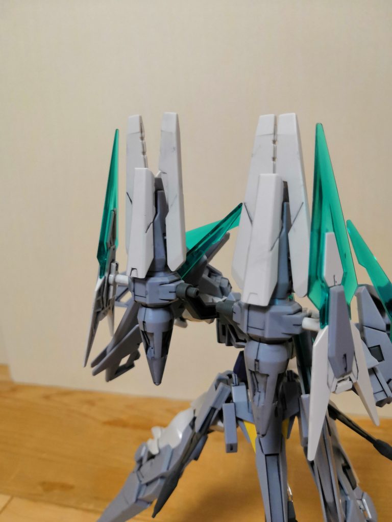 簡単加工したファンネル部。
バックパックへの取り付け穴が左右2個あるので
外側の空いてる穴に3mm径の白のランナーをカットして
シールドを取り付けられるようにしました。